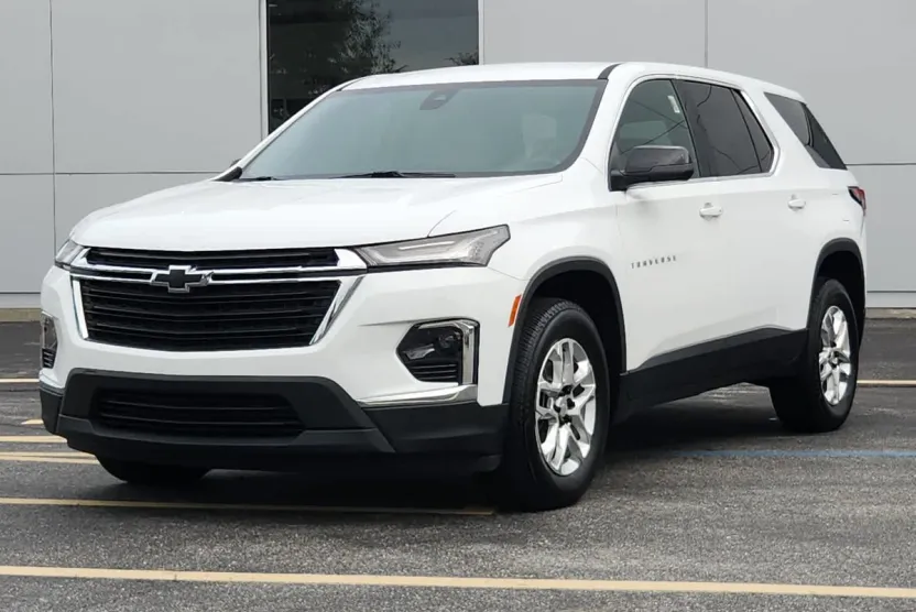 2023 Chevrolet Traverse LS photo 1