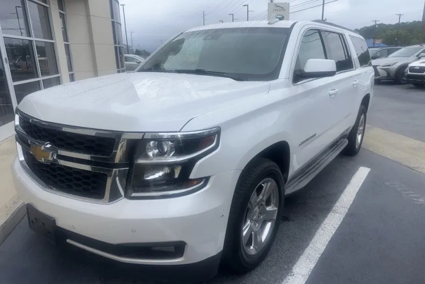 2016 Chevrolet Suburban LT photo 1