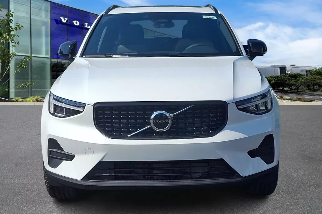 2026 Volvo XC40 Core photo 1