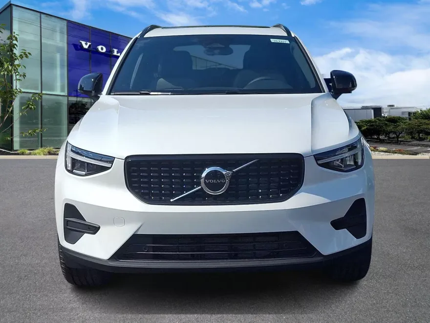 2026 Volvo XC40 Core photo 1