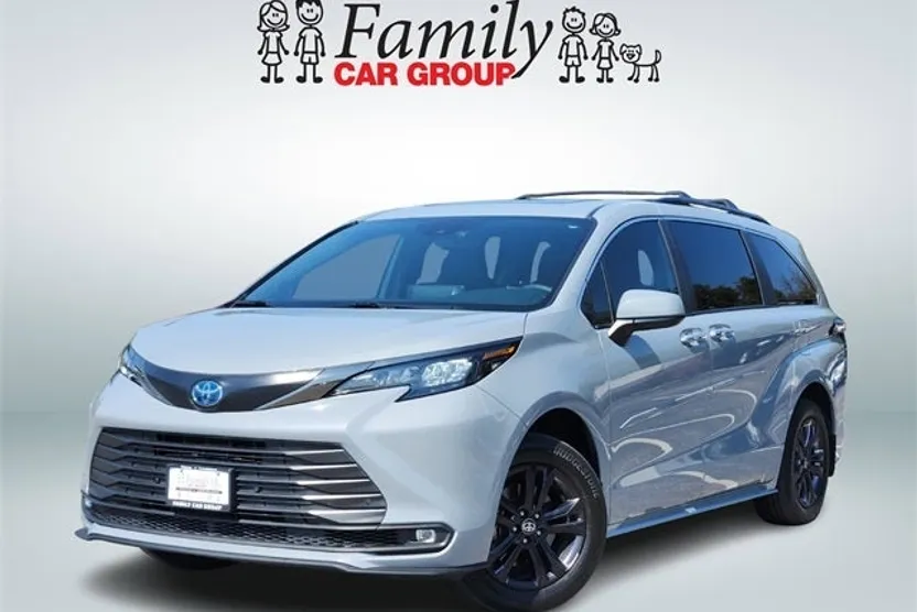 2024 Toyota Sienna Woodland Edition photo 1