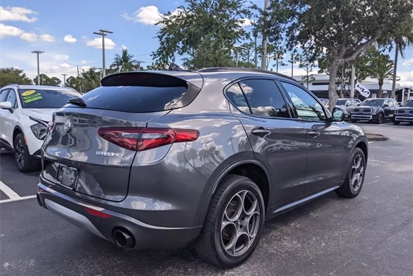 2022 Alfa Romeo Stelvio Ti photo 1