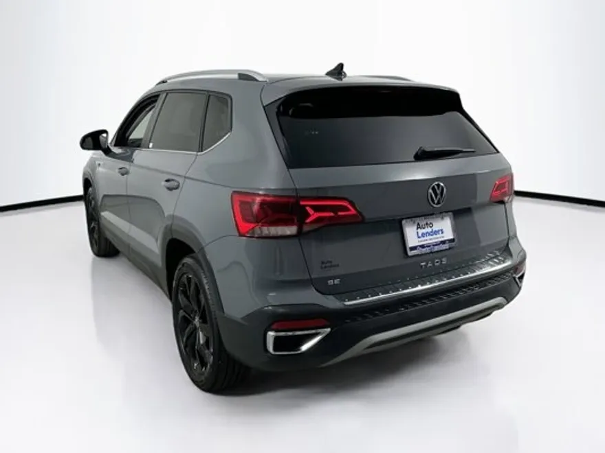 2022 Volkswagen Taos SE photo 1