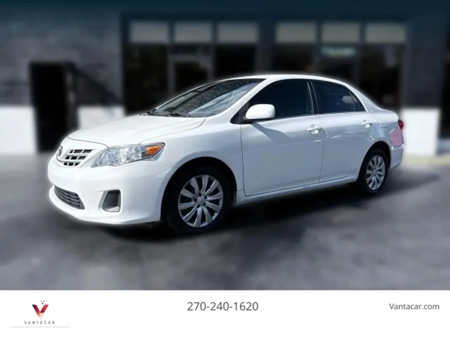 2013 Toyota Corolla LE photo 1