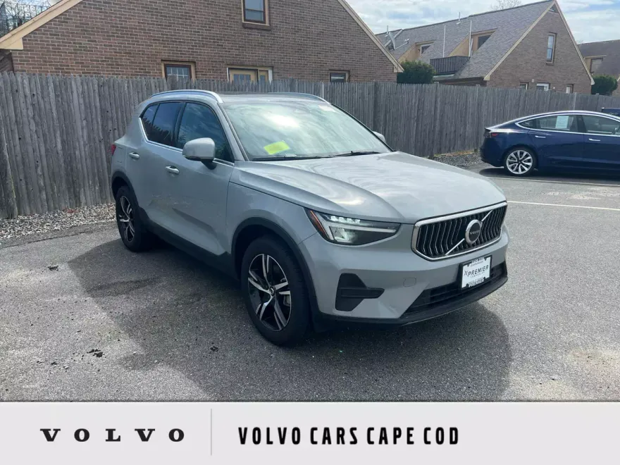 2025 Volvo XC40 Core photo 1