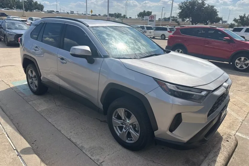 2022 Toyota RAV4 XLE photo 1