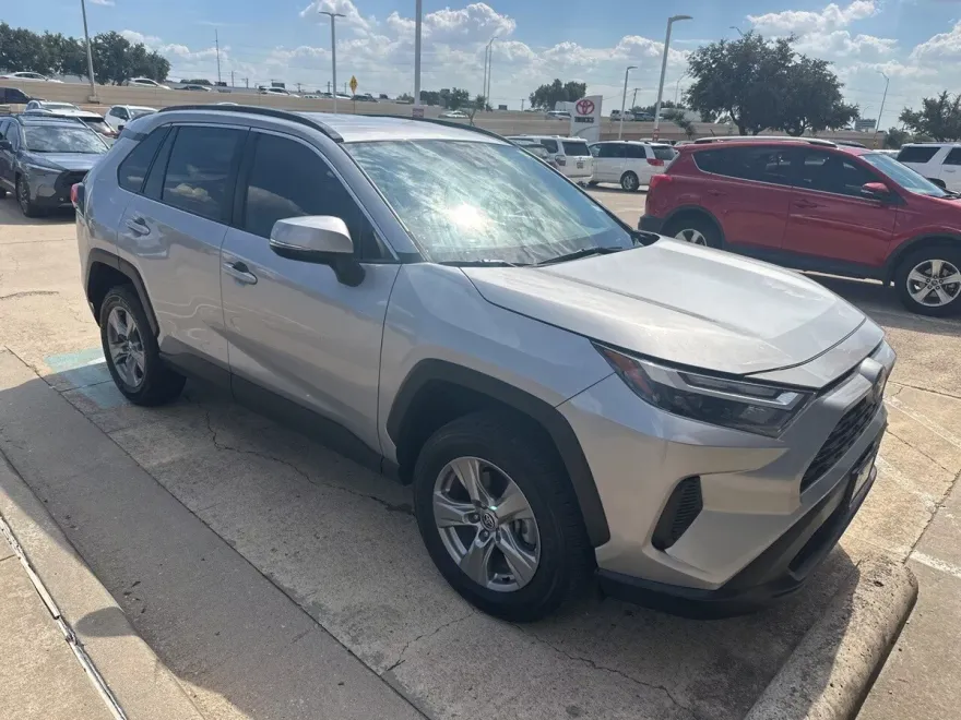 2022 Toyota RAV4 XLE photo 1