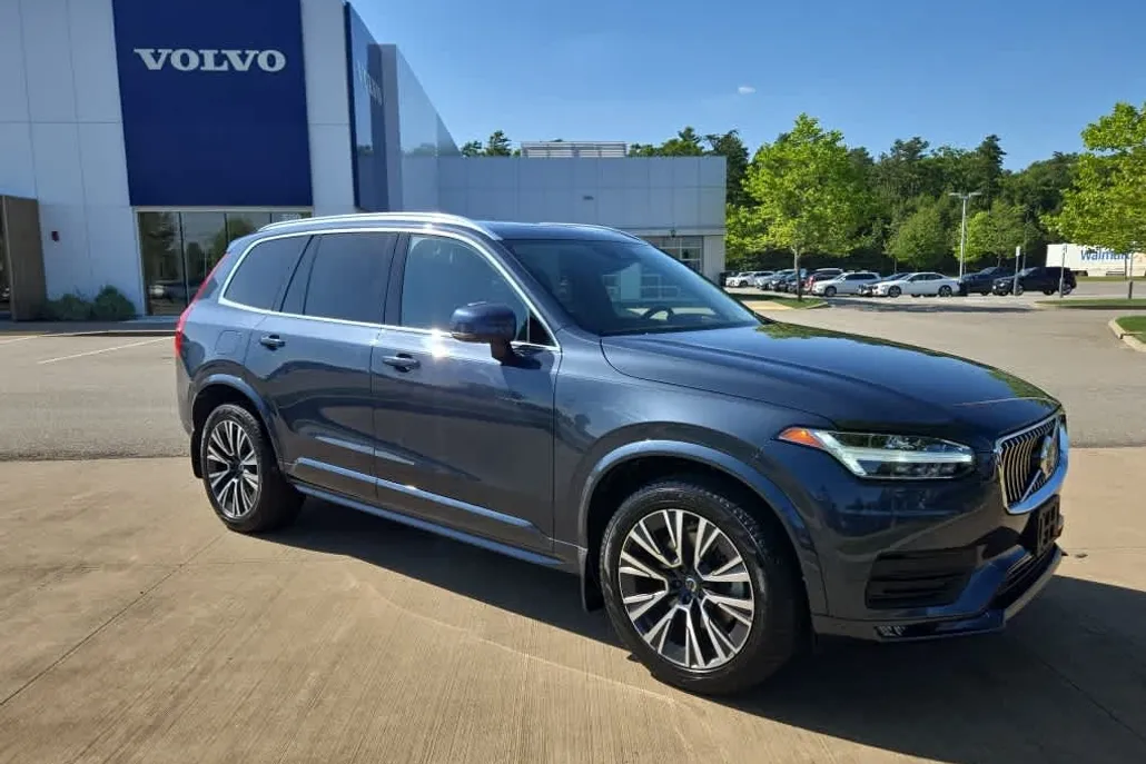 2022 Volvo XC90 T6 AWD Momentum photo 1