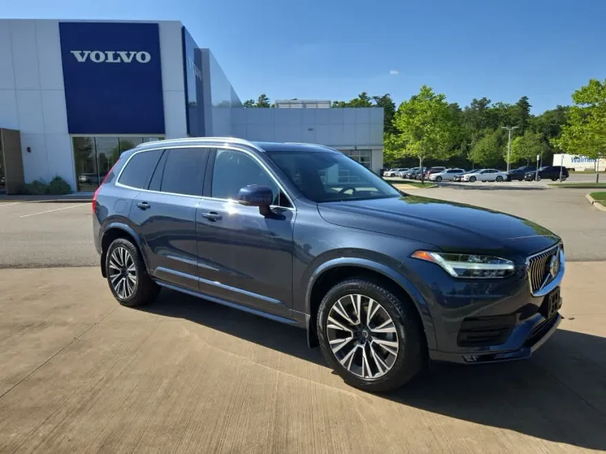 2022 Volvo XC90 T6 AWD Momentum photo 1