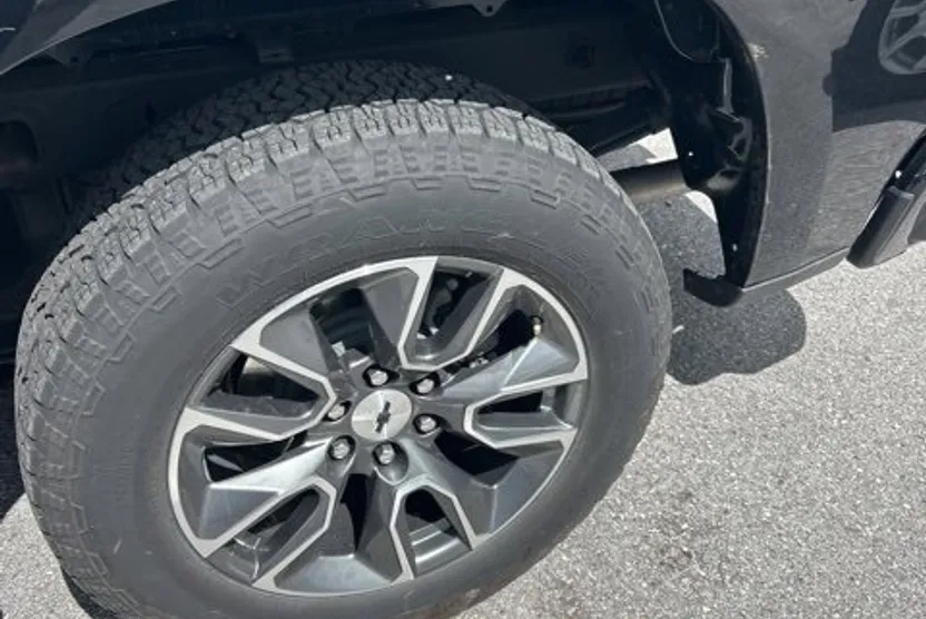 2023 Chevrolet Silverado RST photo 1