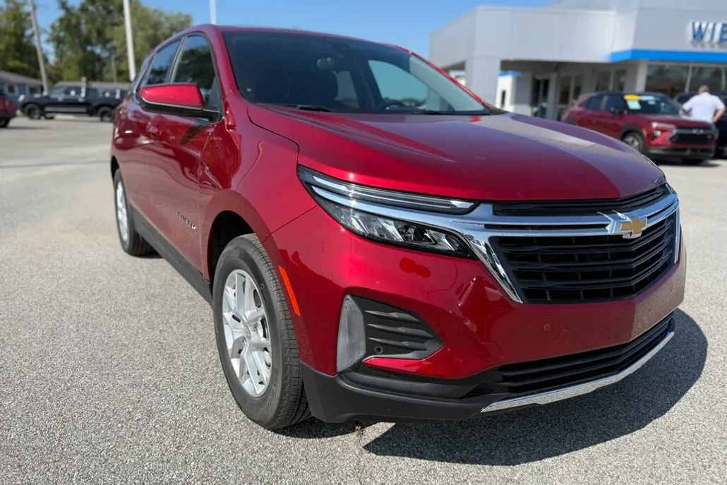 2024 Chevrolet Equinox LT photo 1