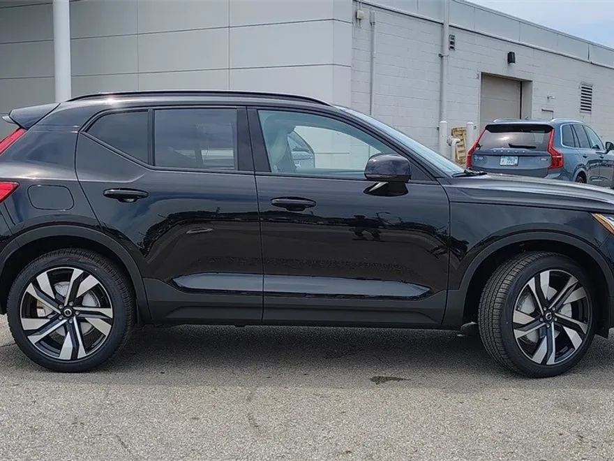 2026 Volvo XC40 photo 1