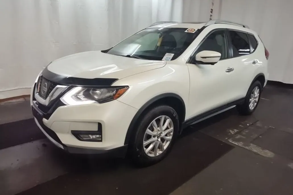 2017 Nissan Rogue SV photo 1