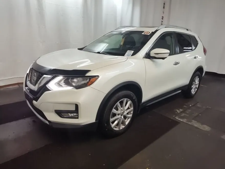 2017 Nissan Rogue SV photo 1