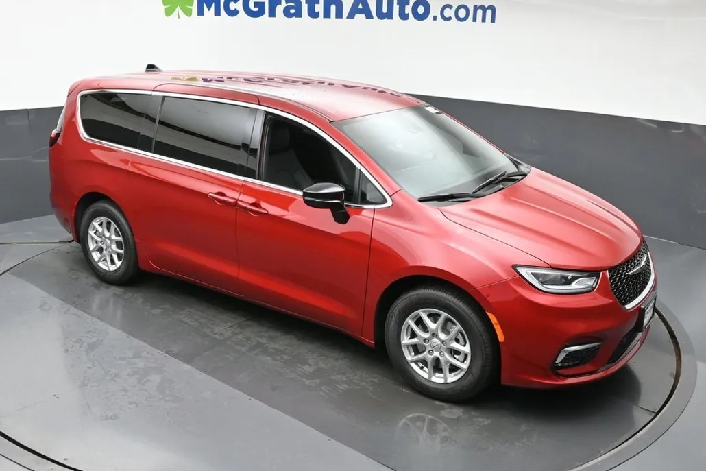 2026 Chrysler Pacifica photo 1