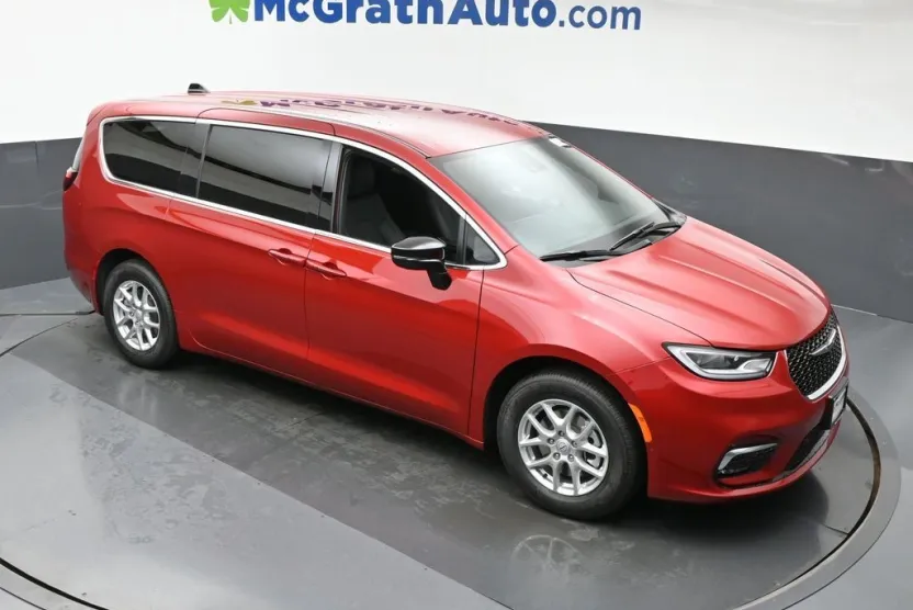 2026 Chrysler Pacifica photo 1