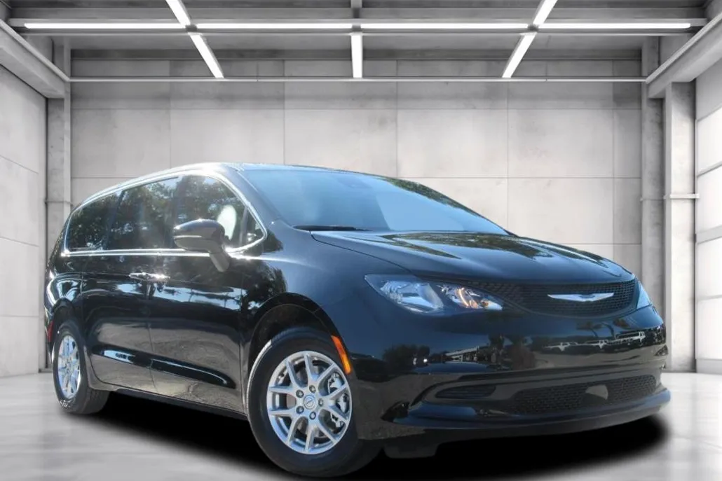 2025 Chrysler Voyager LX photo 1