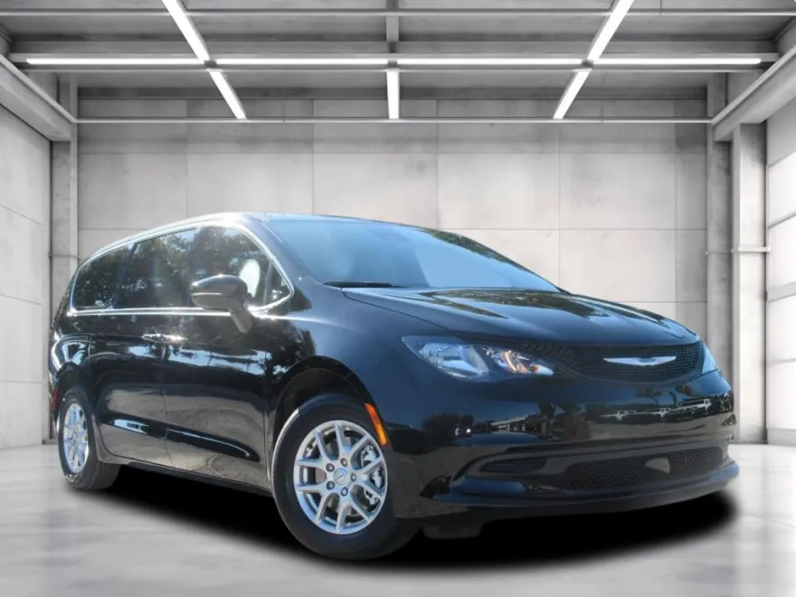 2025 Chrysler Voyager LX photo 1