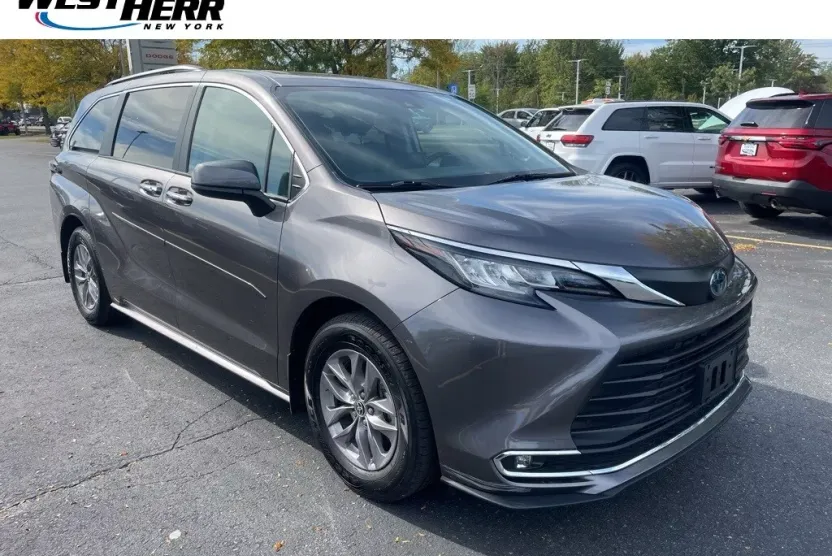 2023 Toyota Sienna XLE photo 1