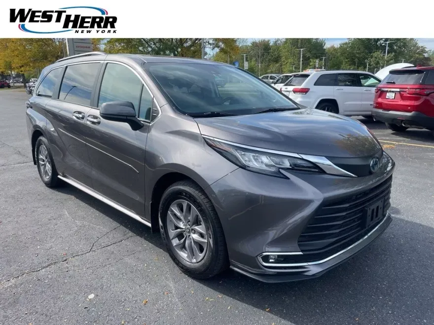 2023 Toyota Sienna XLE photo 1
