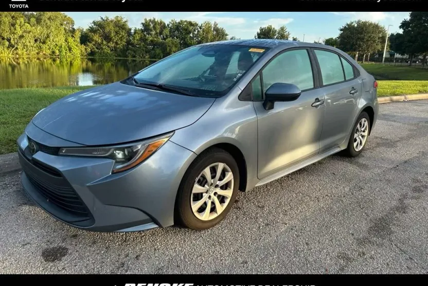 2023 Toyota Corolla LE photo 1