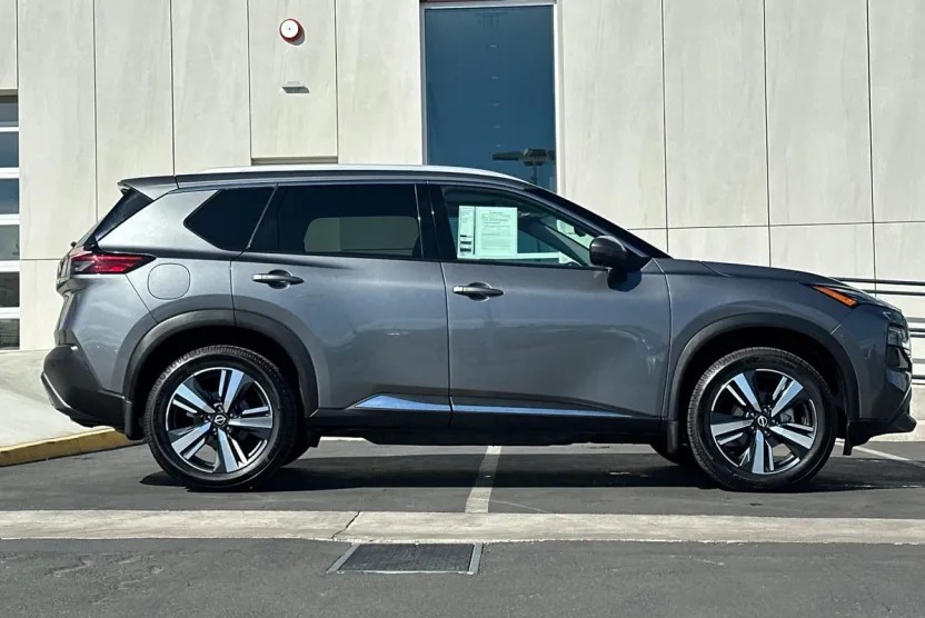 2022 Nissan Rogue SL photo 1