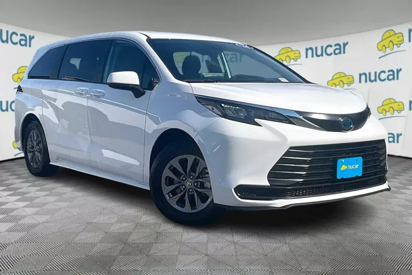 2024 Toyota Sienna LE photo 1