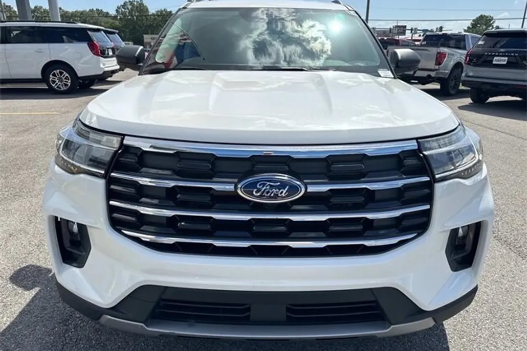 2025 Ford Explorer photo 1