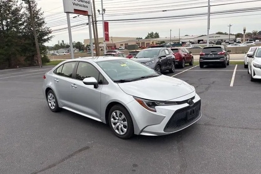2020 Toyota Corolla LE photo 1
