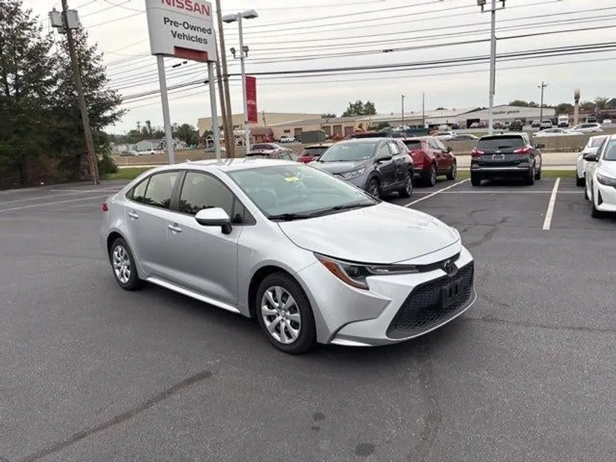2020 Toyota Corolla LE photo 1