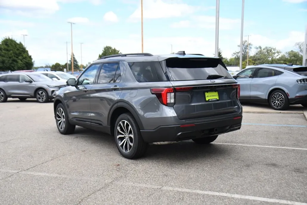 2025 Ford Explorer ST-Line photo 1