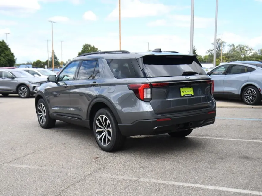 2025 Ford Explorer ST-Line photo 1
