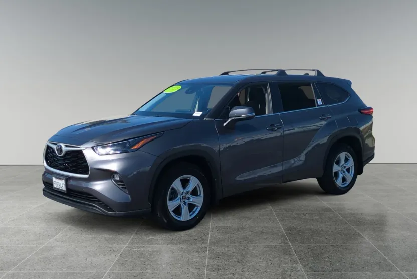 2022 Toyota Highlander LE photo 1