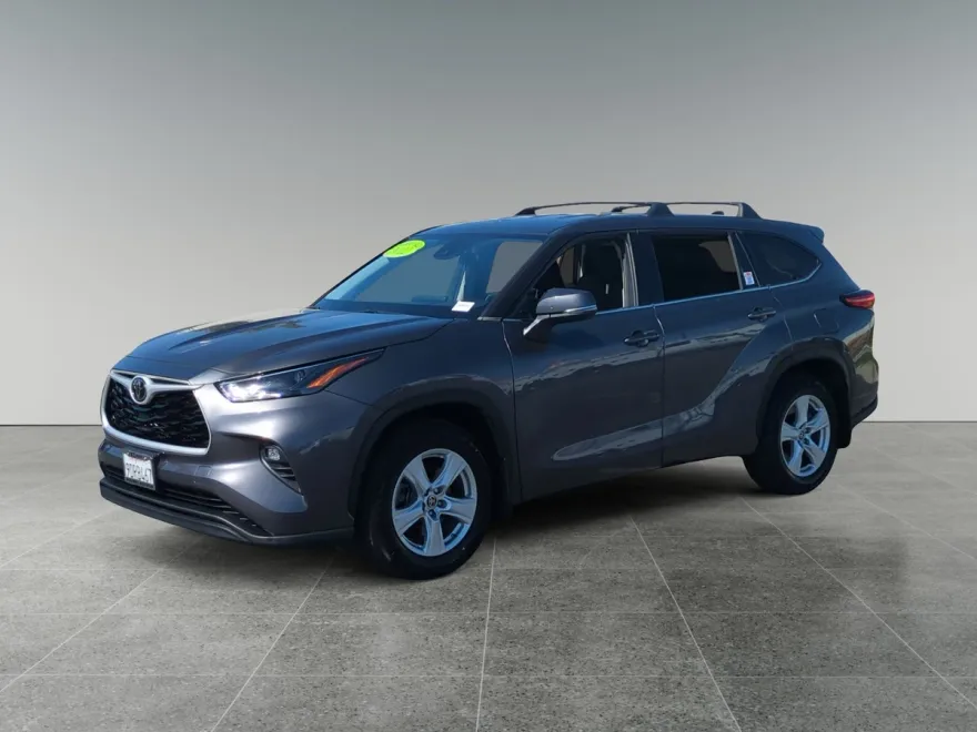 2022 Toyota Highlander LE photo 1