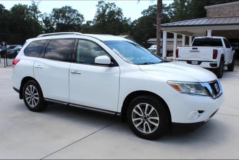 2015 Nissan Pathfinder SV photo 1