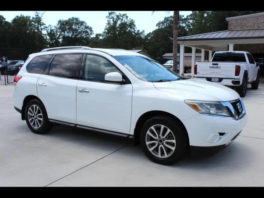 2015 Nissan Pathfinder SV photo 1