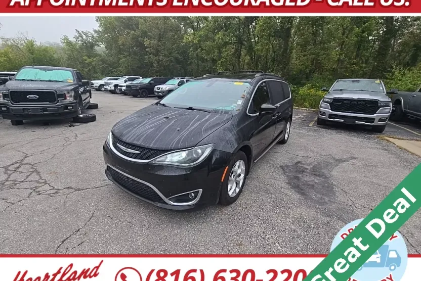 2017 Chrysler Pacifica Touring L photo 1
