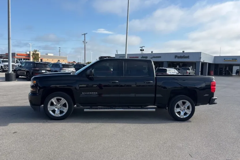2018 Chevrolet Silverado 1500 Custom photo 1