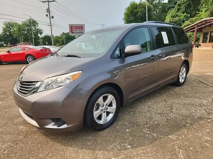 2014 Toyota Sienna L photo 1