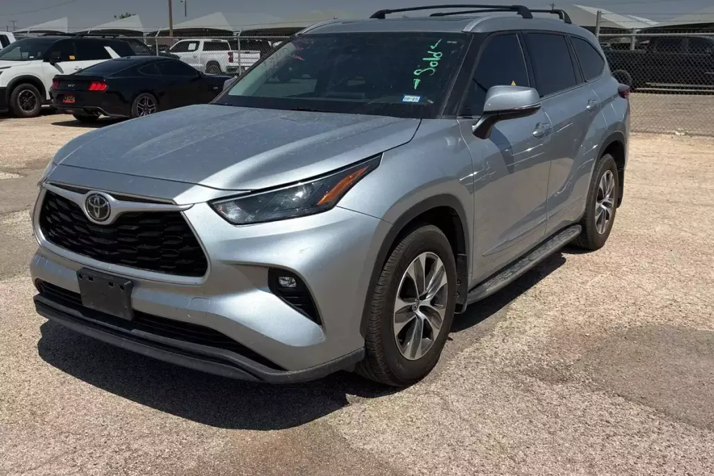 2022 Toyota Highlander XLE photo 1