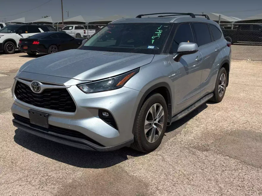 2022 Toyota Highlander XLE photo 1