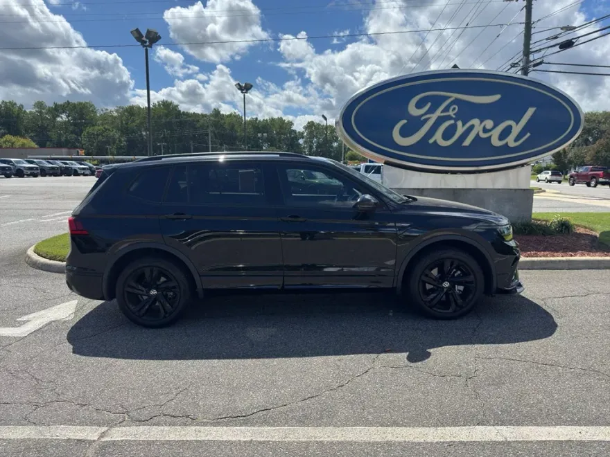 2024 Volkswagen Tiguan SE R-Line Black photo 1