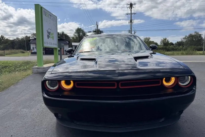 2016 Dodge Challenger SXT Plus photo 1