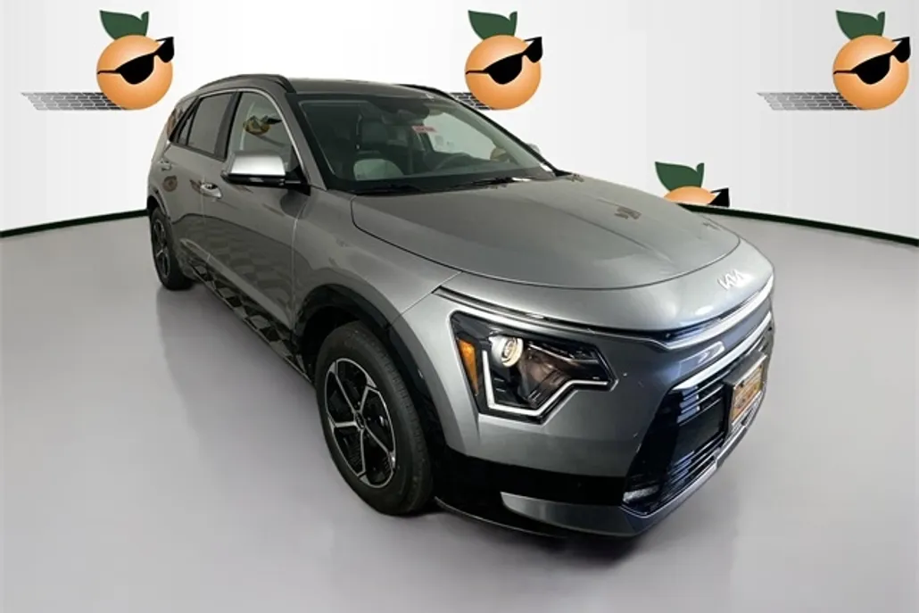 2025 Kia Niro SX photo 1