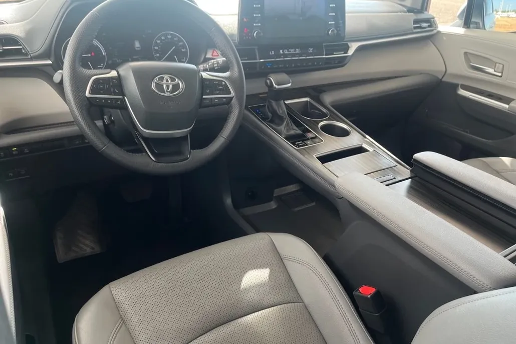 2024 Toyota Sienna Limited photo 1