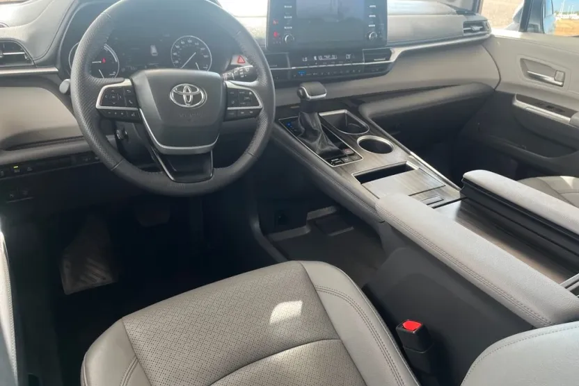 2024 Toyota Sienna Limited photo 1