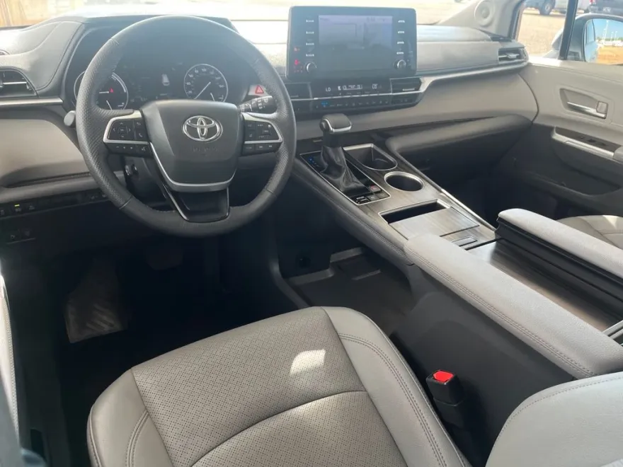 2024 Toyota Sienna Limited photo 1