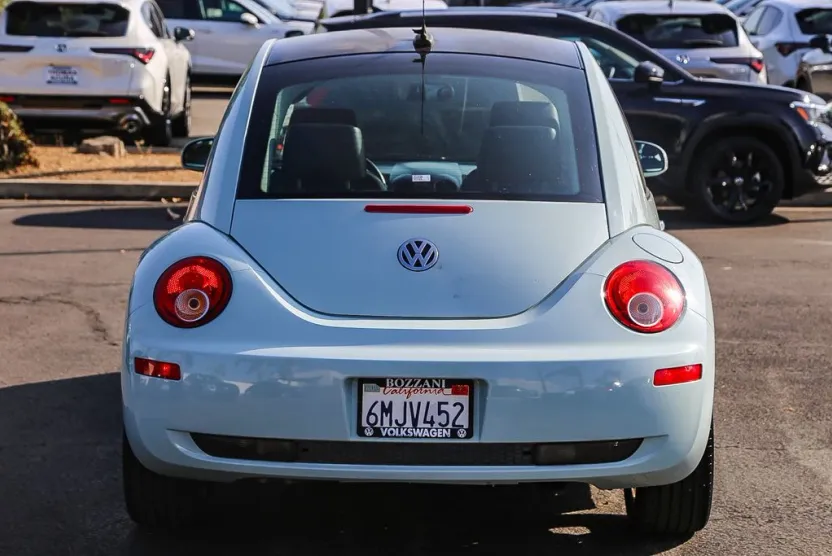 2010 Volkswagen Beetle 2.5L photo 1