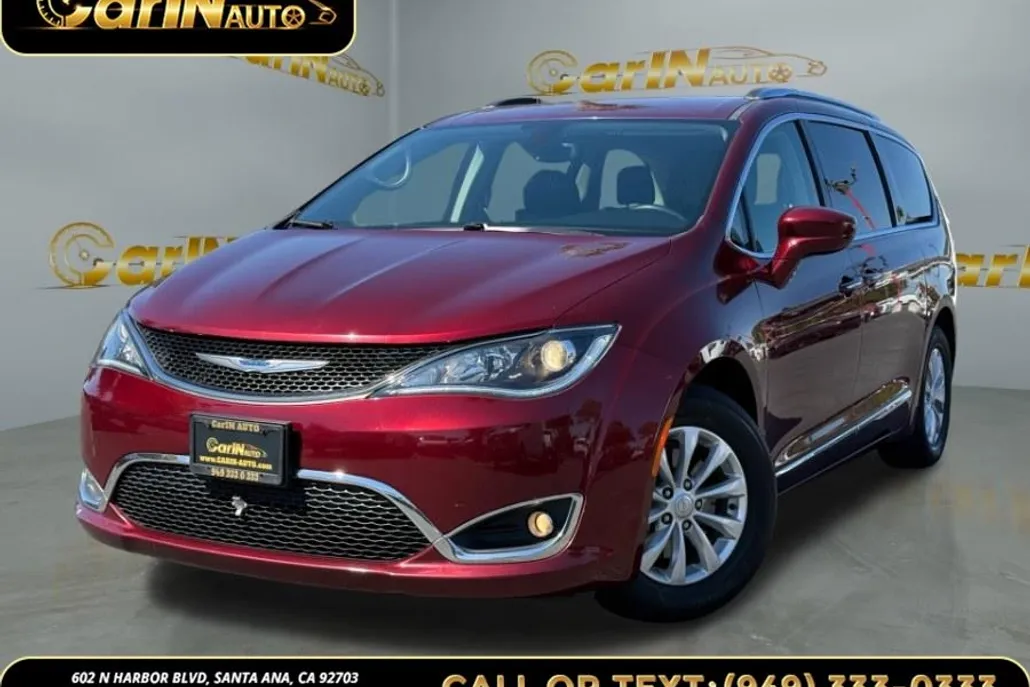 2019 Chrysler Pacifica Touring L photo 1