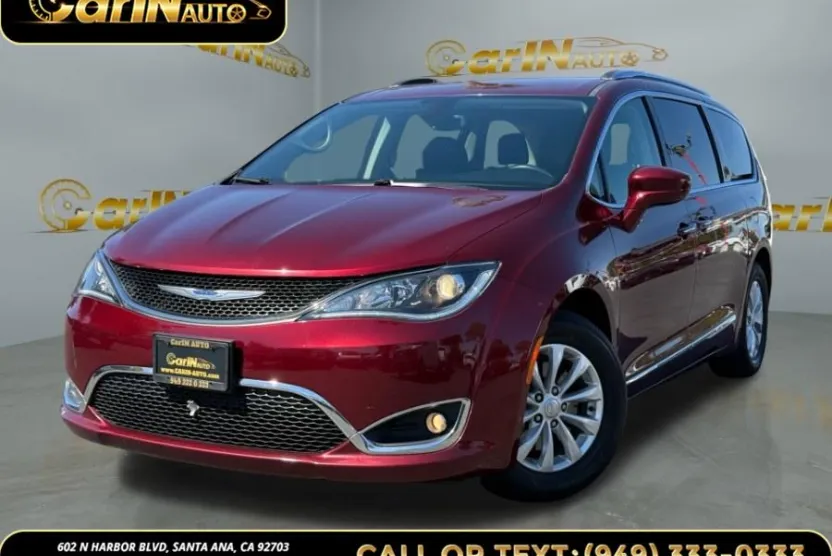 2019 Chrysler Pacifica Touring L photo 1